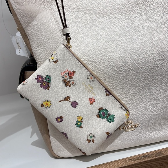 Coach Corner Zip Wristlet With Spaced Floral Field Print
IM/Chalk Multi - Picture 16 of 16